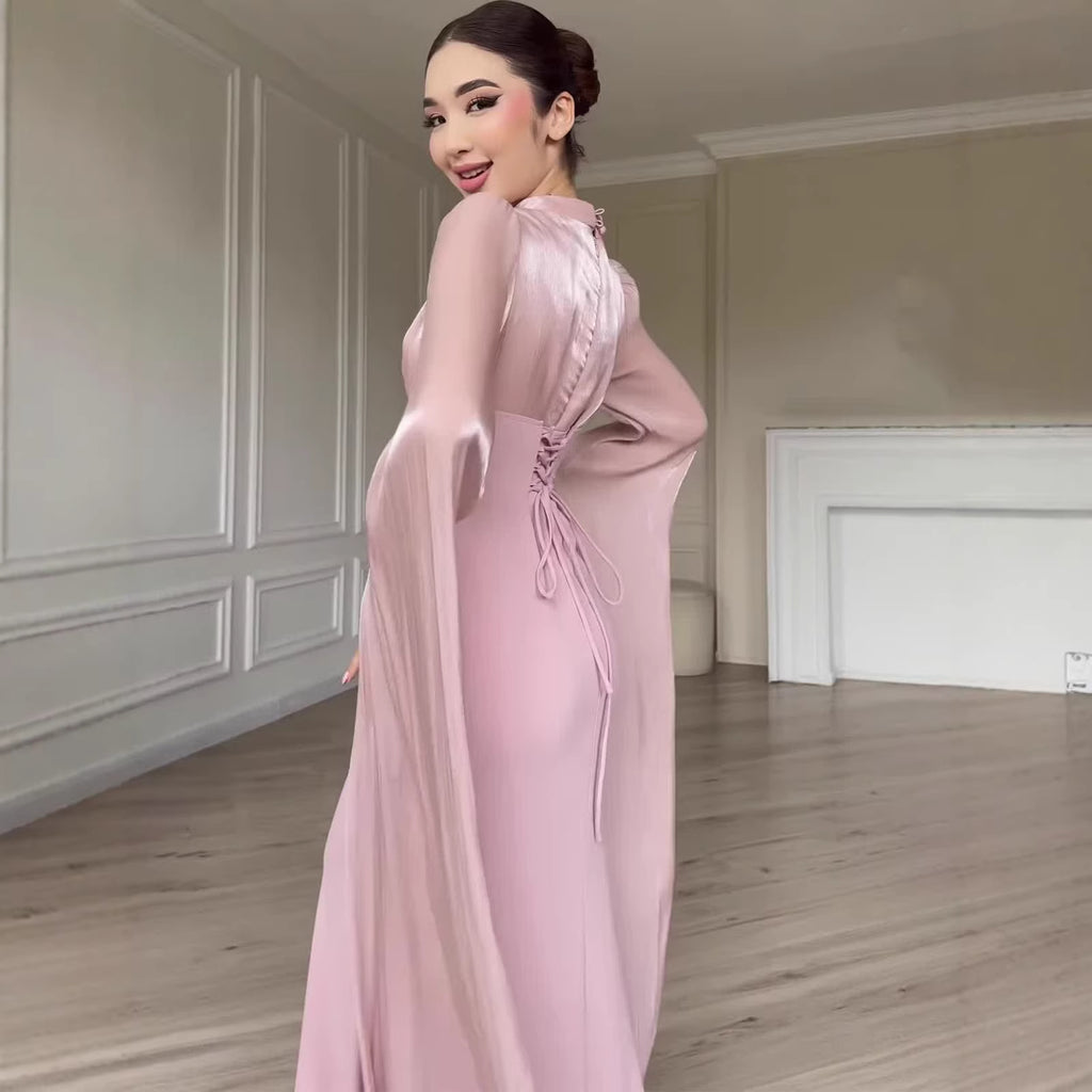 Vestido largo fluido de manga acampanada y cuello semialto