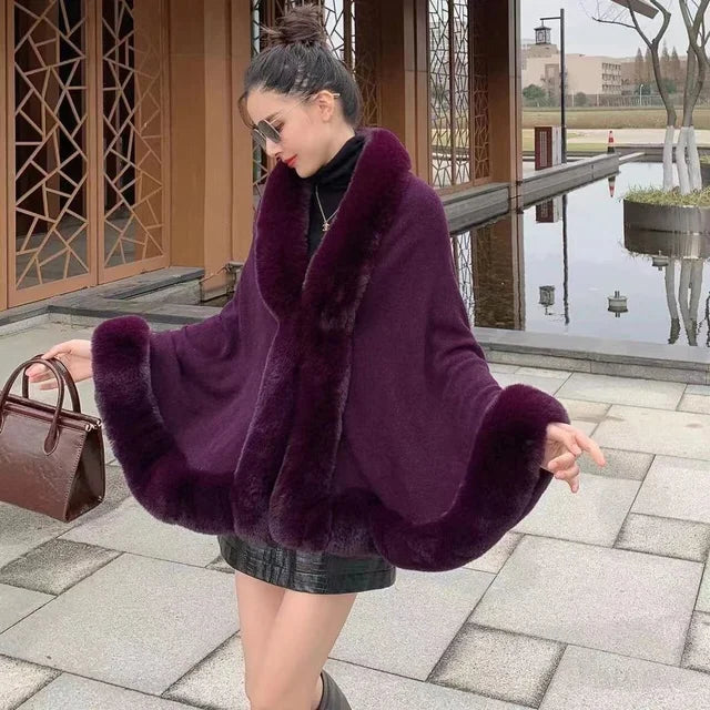 Capa poncho elegante con cuello de pelo sintético