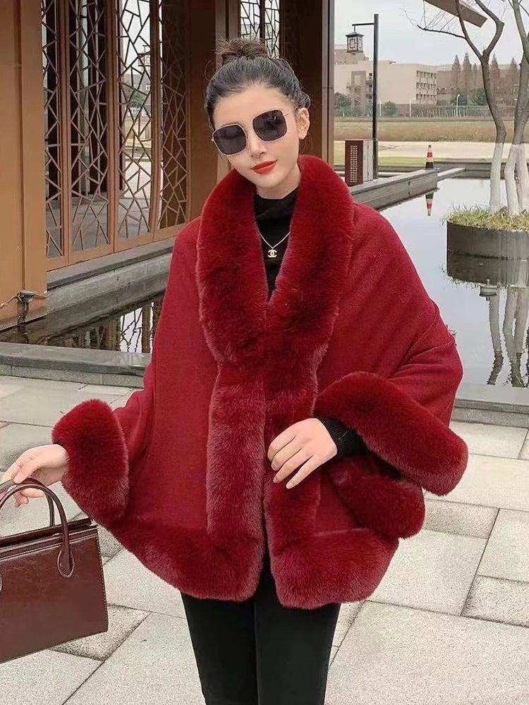 Capa poncho elegante con cuello de pelo sintético