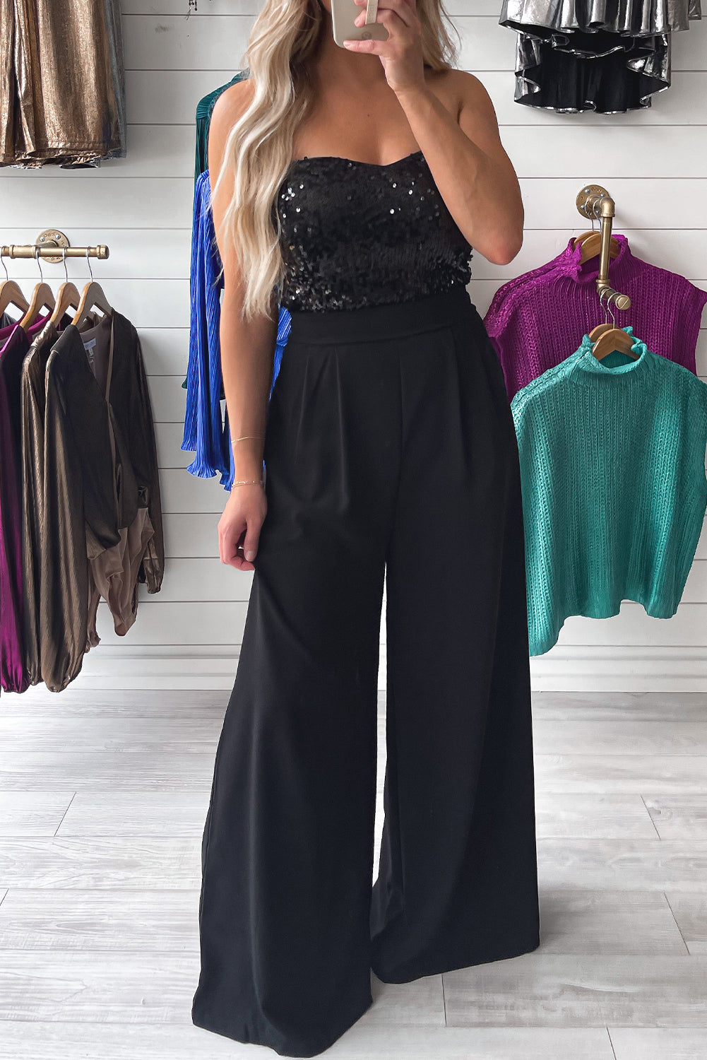 Mono negro de pierna ancha con top de lentejuelas
