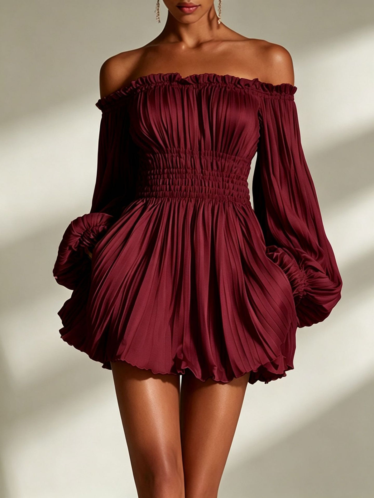 Vestido corto plisado de un hombro y manga larga