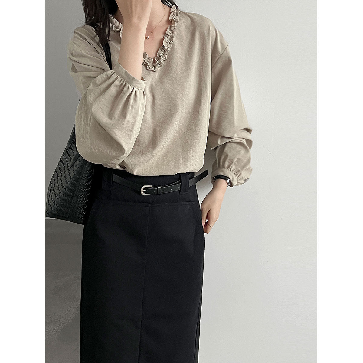 Blusa con escote en V, encaje y manga farol