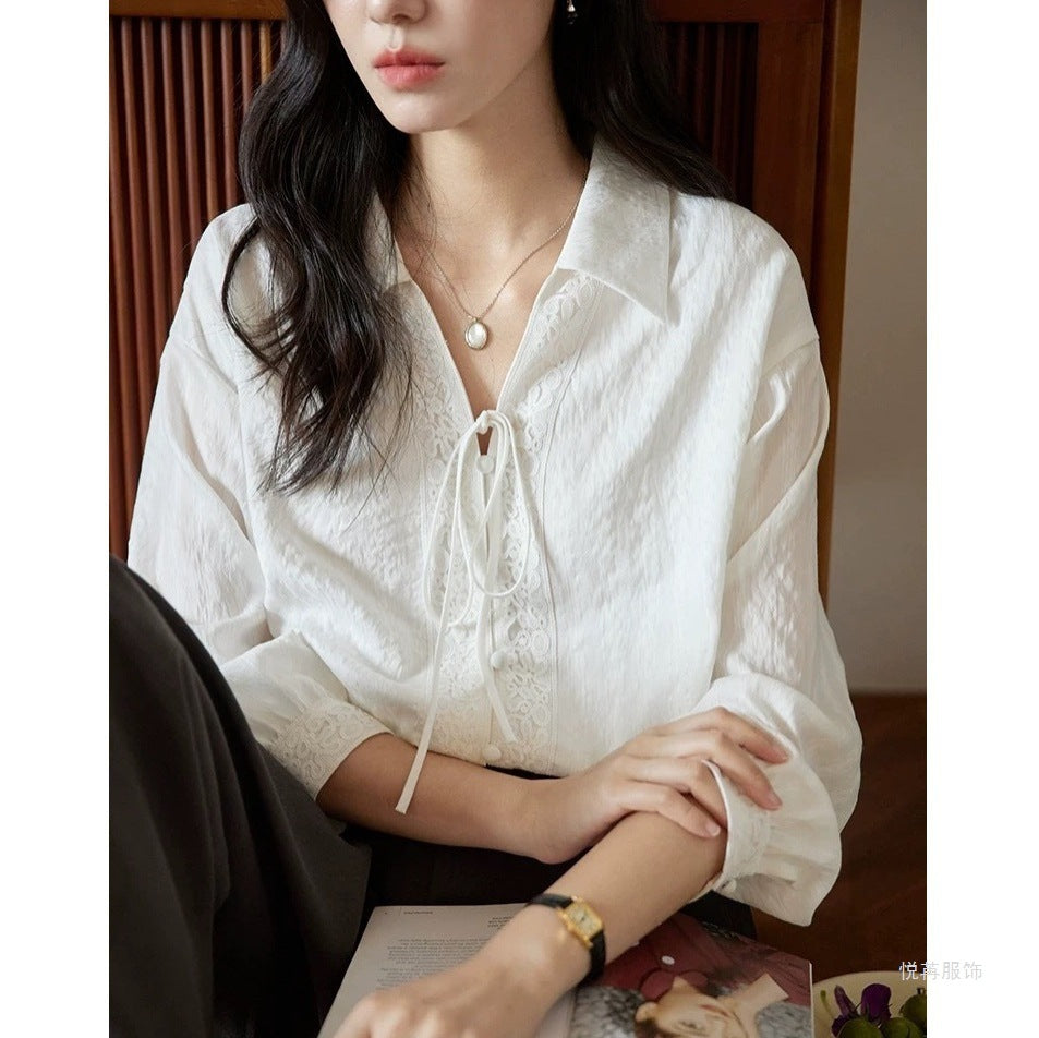 Blusa elegante con cuello de volantes y lazada