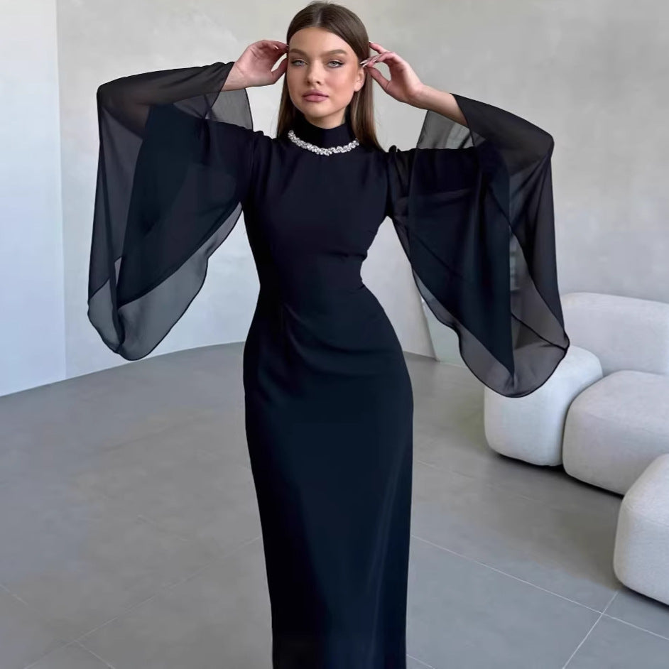 Vestido largo entallado con tul y manga acampanada