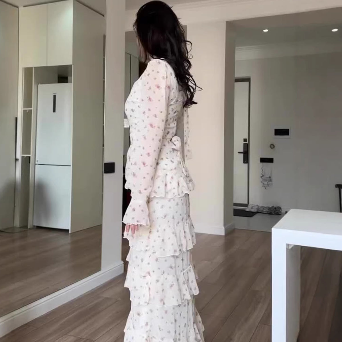 Vestido largo floral de manga larga con cinturón