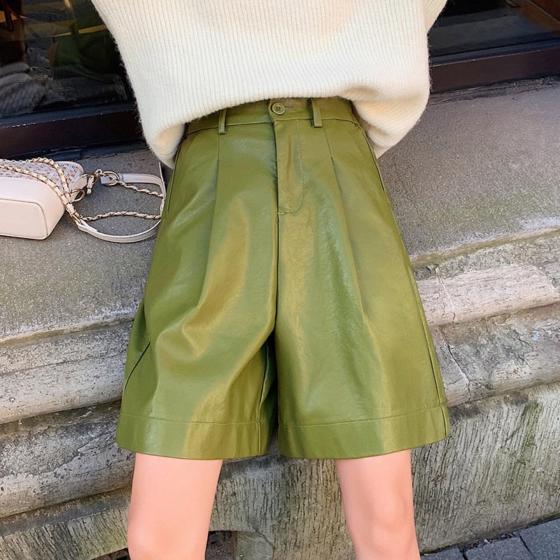 Bermudas holgadas de efecto piel con cintura elástica