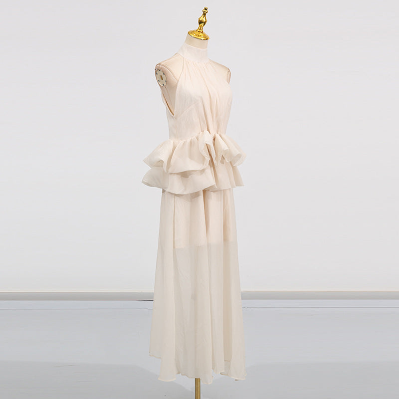 Vestido largo de ceremonia con cuello alto y volantes