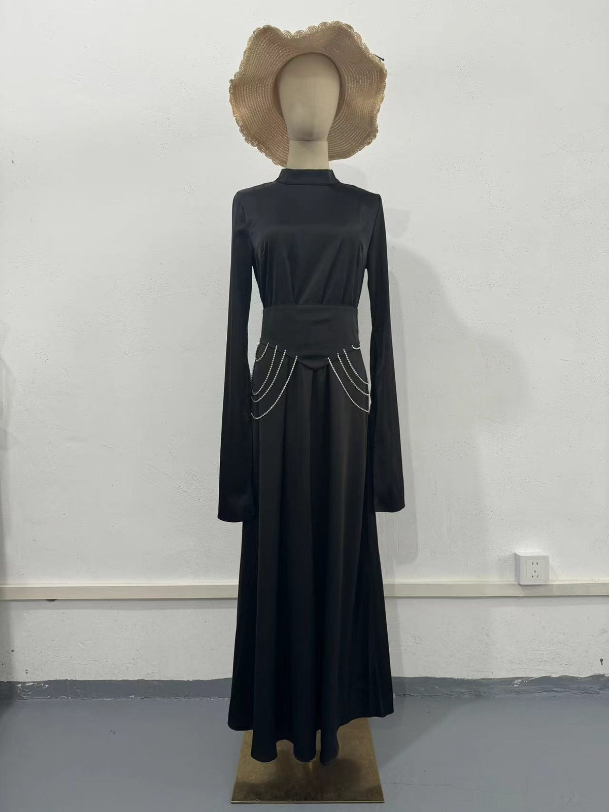 Vestido largo satinado de cuello alto y manga larga