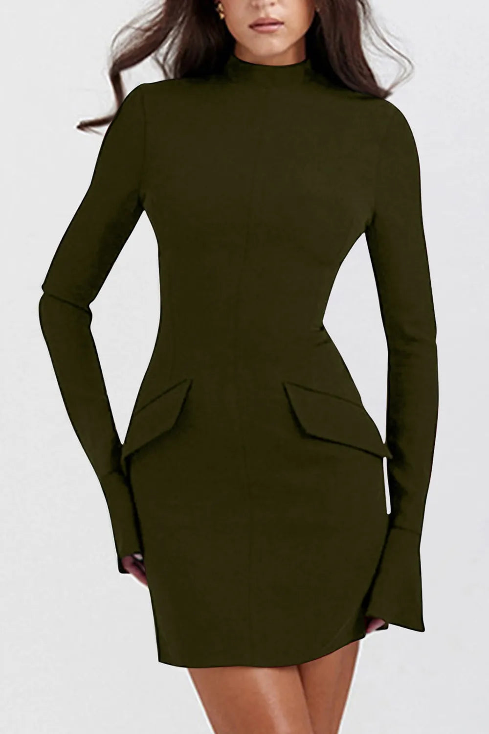 Vestido corto de manga larga con cuello alto