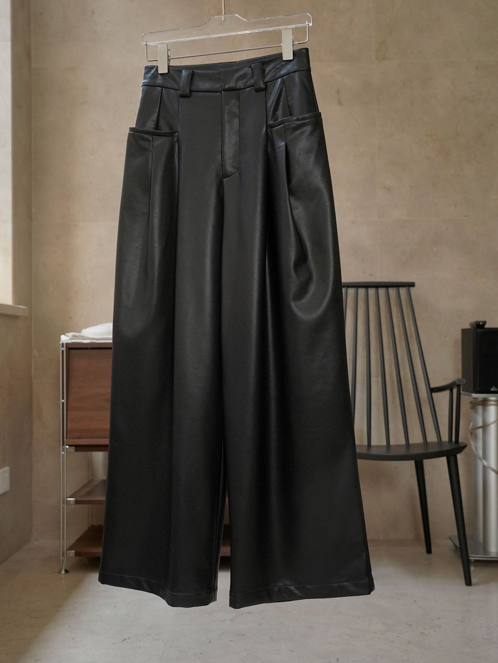 Pantalón negro de efecto piel de cintura alta y pierna ancha
