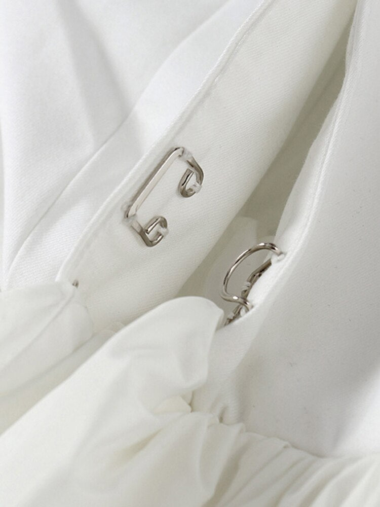 Blazer blanco plisado con escote en V y manga abullonada