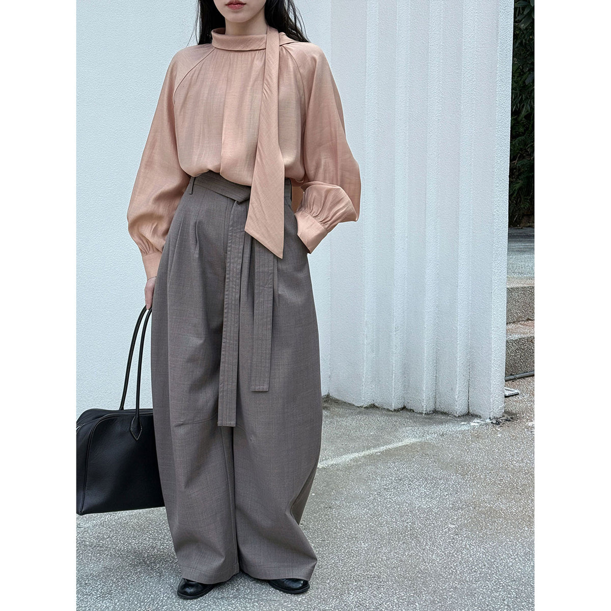 Blusa elegante de manga larga con cuello alto y lazo