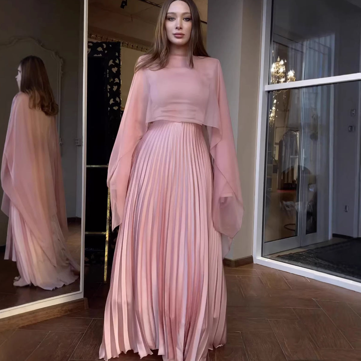 Vestido rosa plisado de manga larga con cintura entallada