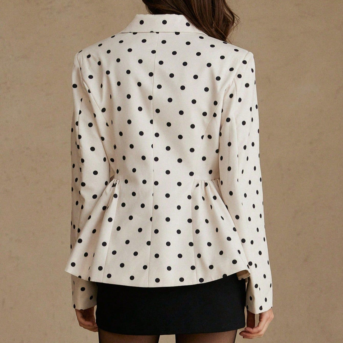 Blazer de lunares entallado con falda evasé