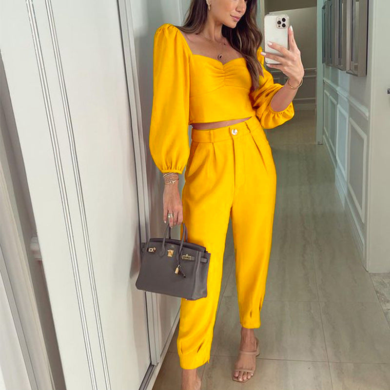 Conjunto de top corto con cuello cuadrado y pantalón holgado