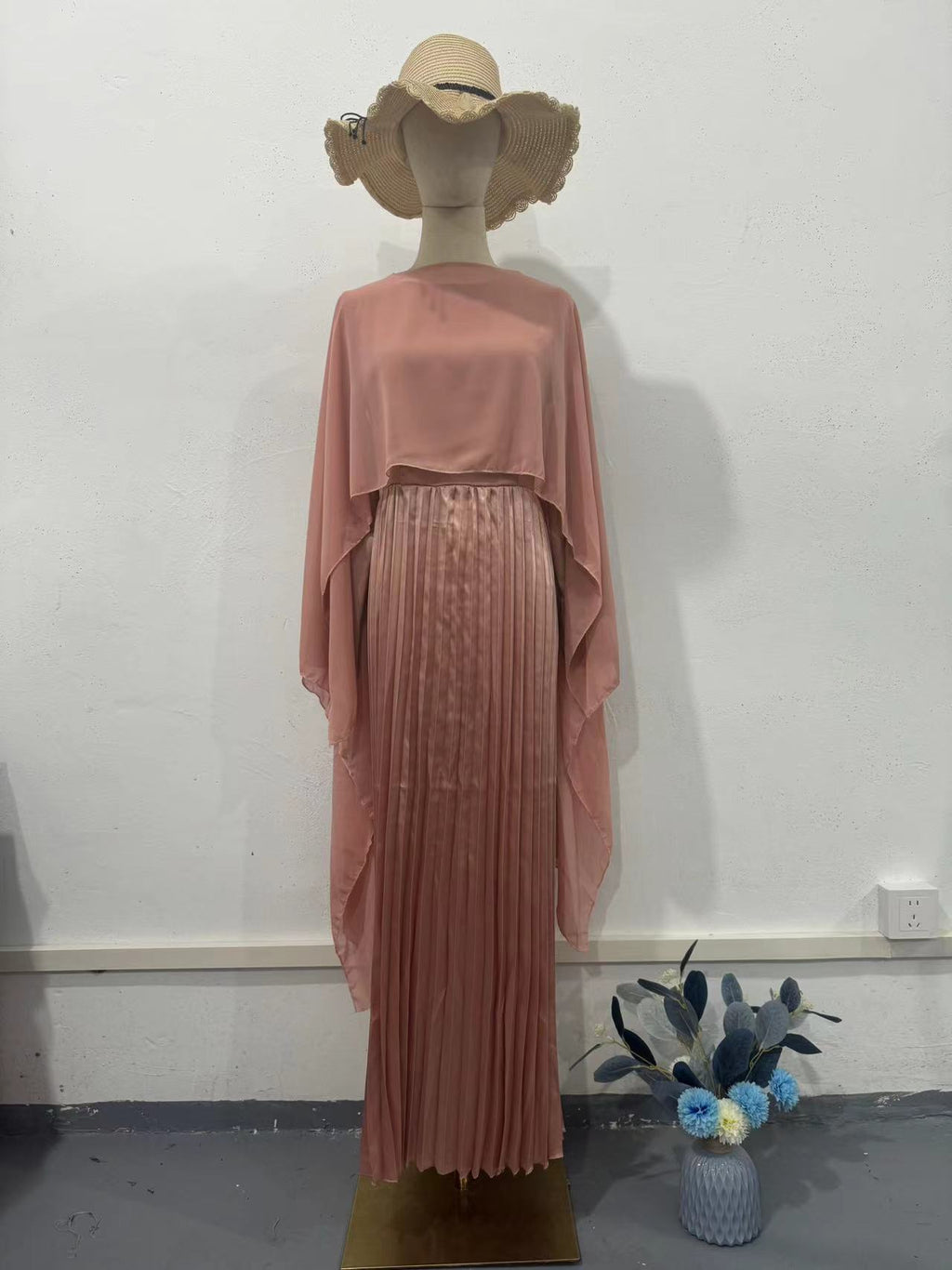 Vestido rosa plisado de manga larga con cintura entallada