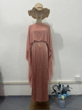 Vestido rosa plisado de manga larga con cintura entallada