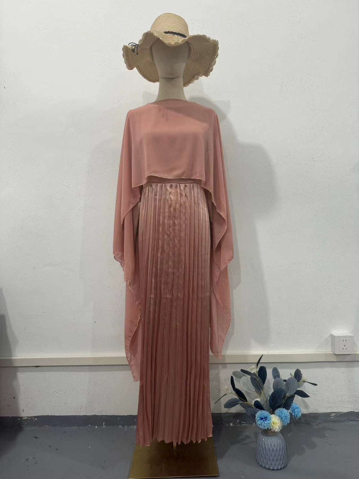 Vestido rosa plisado de manga larga con cintura entallada