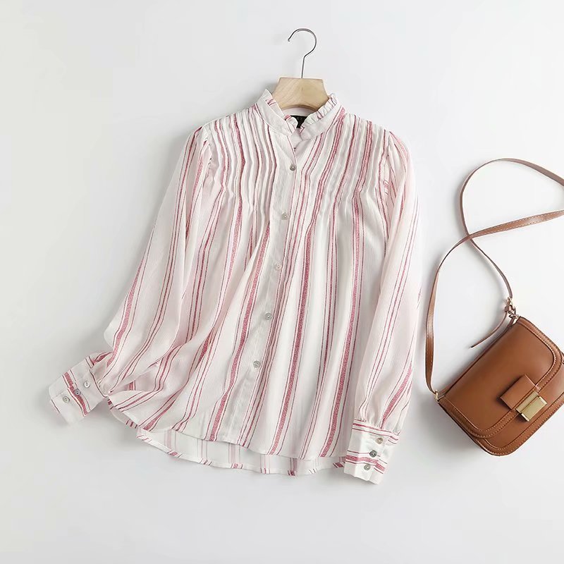 Blusa roja de rayas con volantes y manga larga