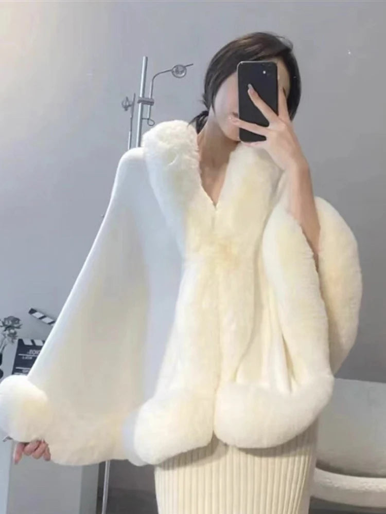 Capa poncho elegante con cuello de pelo sintético