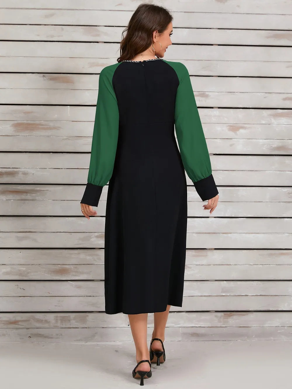 Vestido midi fruncido de manga larga con contraste