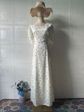 Vestido satinado floral con detalles de encaje
