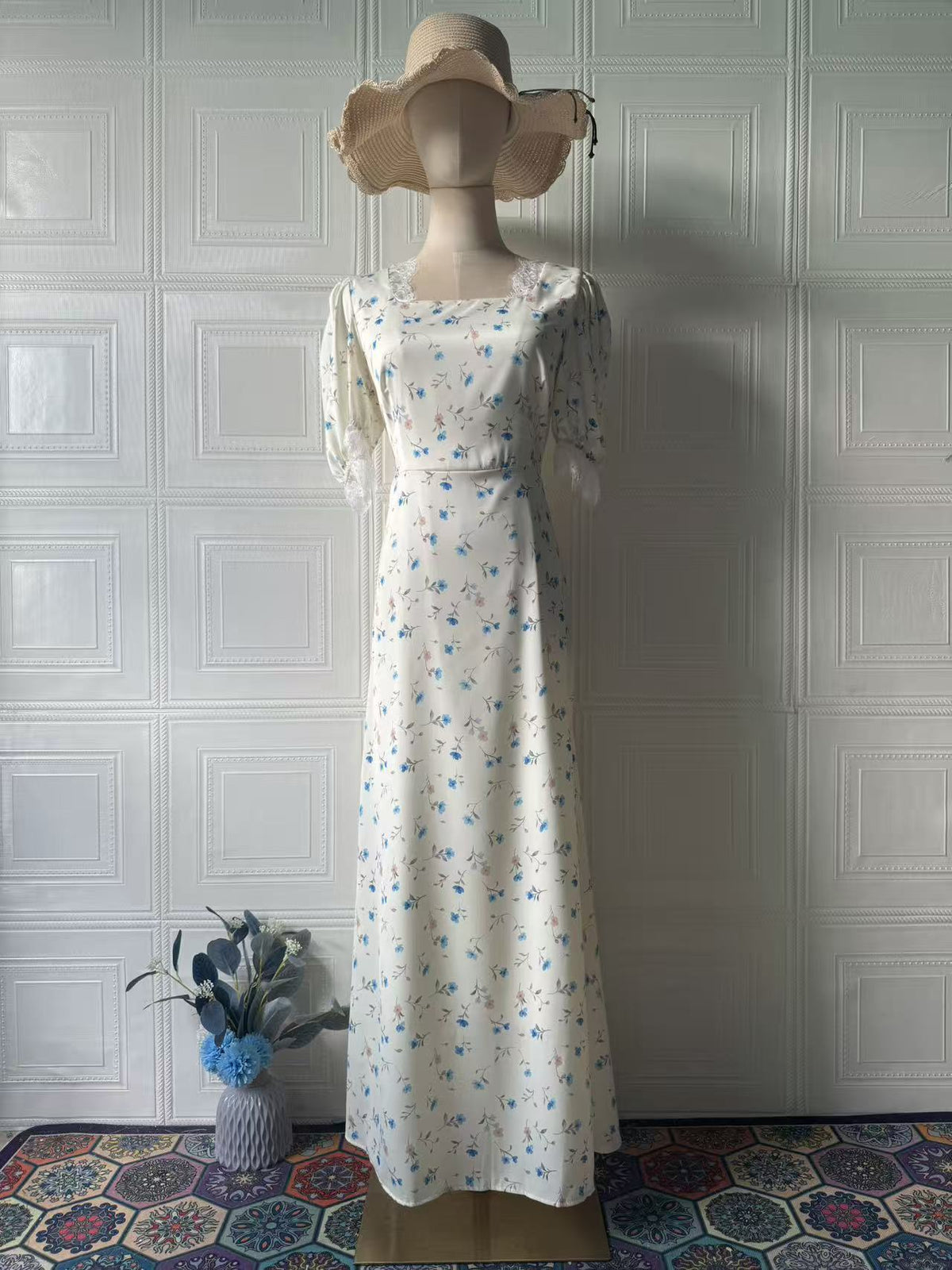 Vestido satinado floral con detalles de encaje