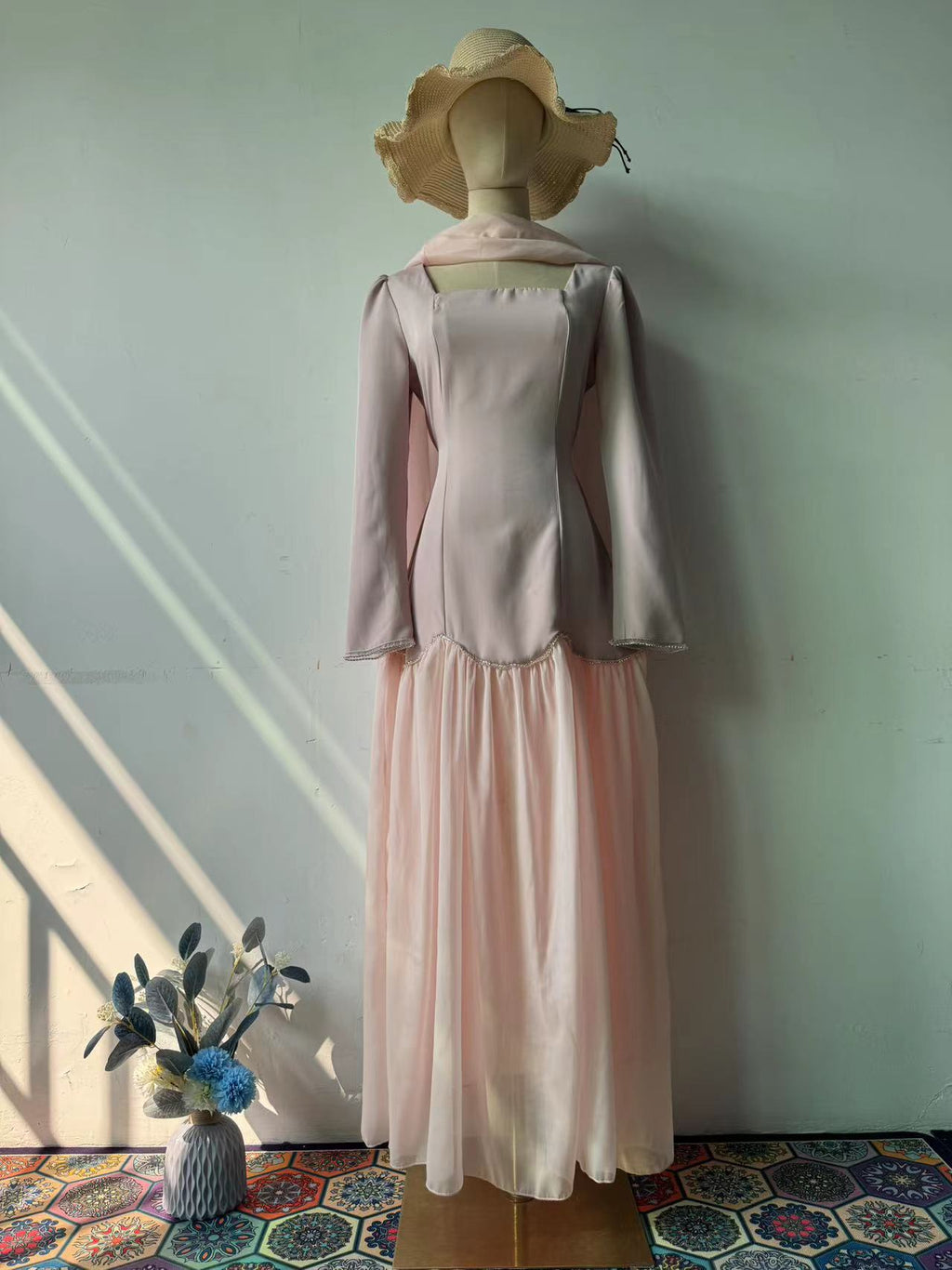 Vestido largo entallado con cinturón y detalles decorativos