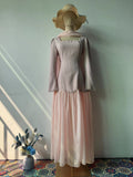 Vestido largo entallado con cinturón y detalles decorativos