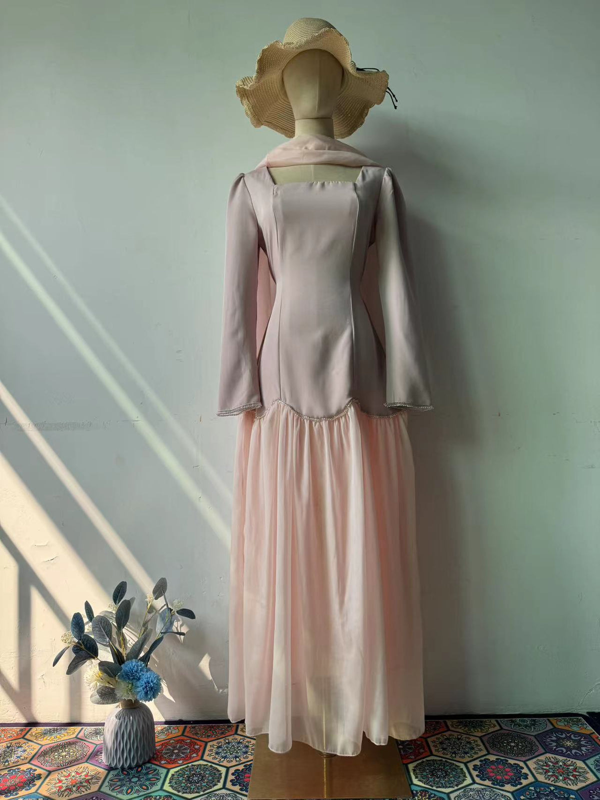 Vestido largo entallado con cinturón y detalles decorativos
