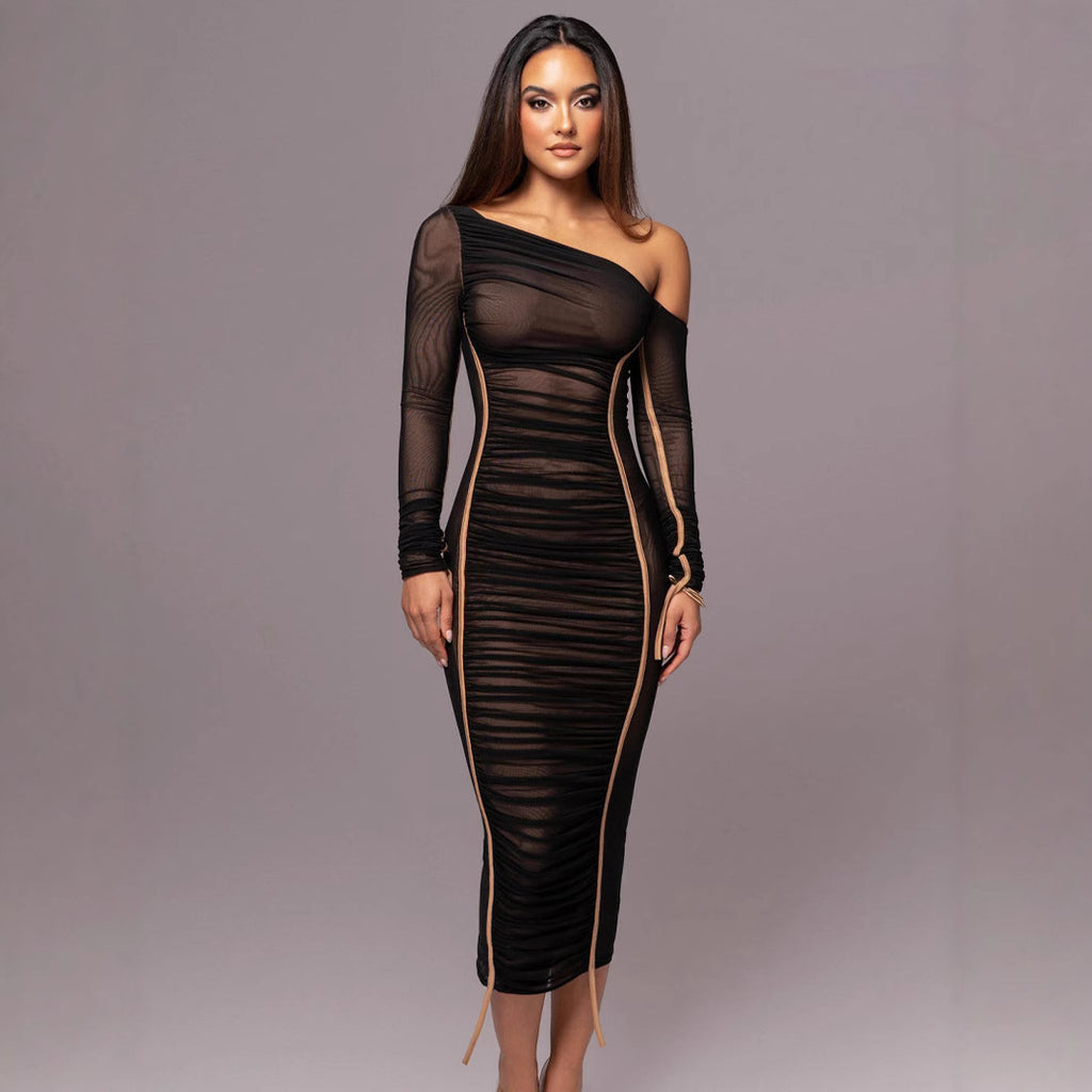 Vestido midi plisado con tul, hombros descubiertos y manga larga