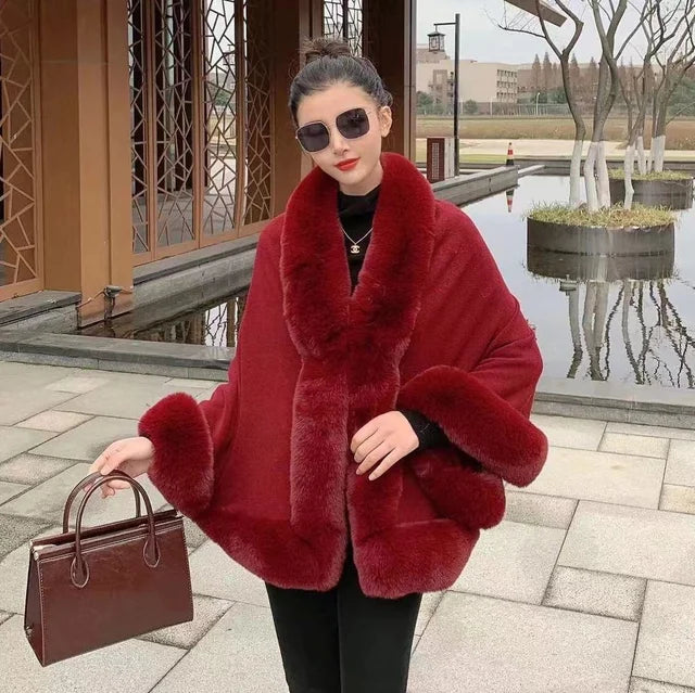 Capa poncho elegante con cuello de pelo sintético