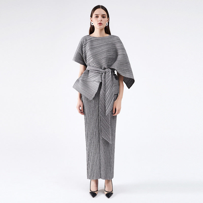 Conjunto plisado elegante de top de tirantes y falda larga