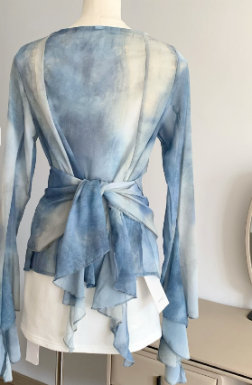 Top corto vintage con estampado degradado y manga acampanada
