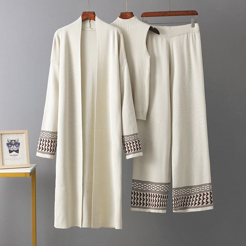 Conjunto de tres piezas con capa, top de punto y pantalón ancho