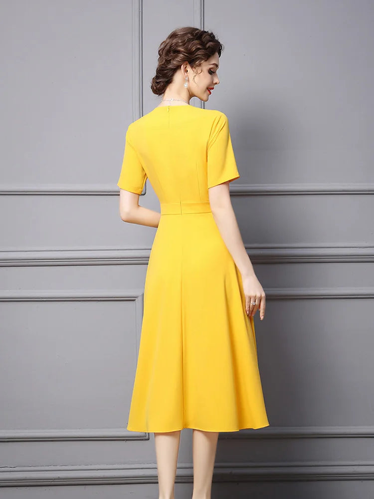 Vestido midi amarillo de corte evasé con lazo