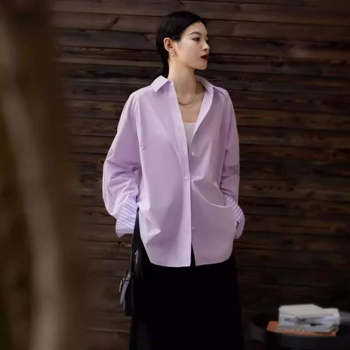 Camisa morada de rayas con manga larga y corte holgado
