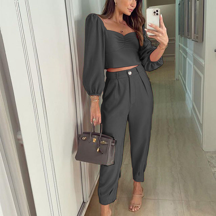 Conjunto de top corto con cuello cuadrado y pantalón holgado