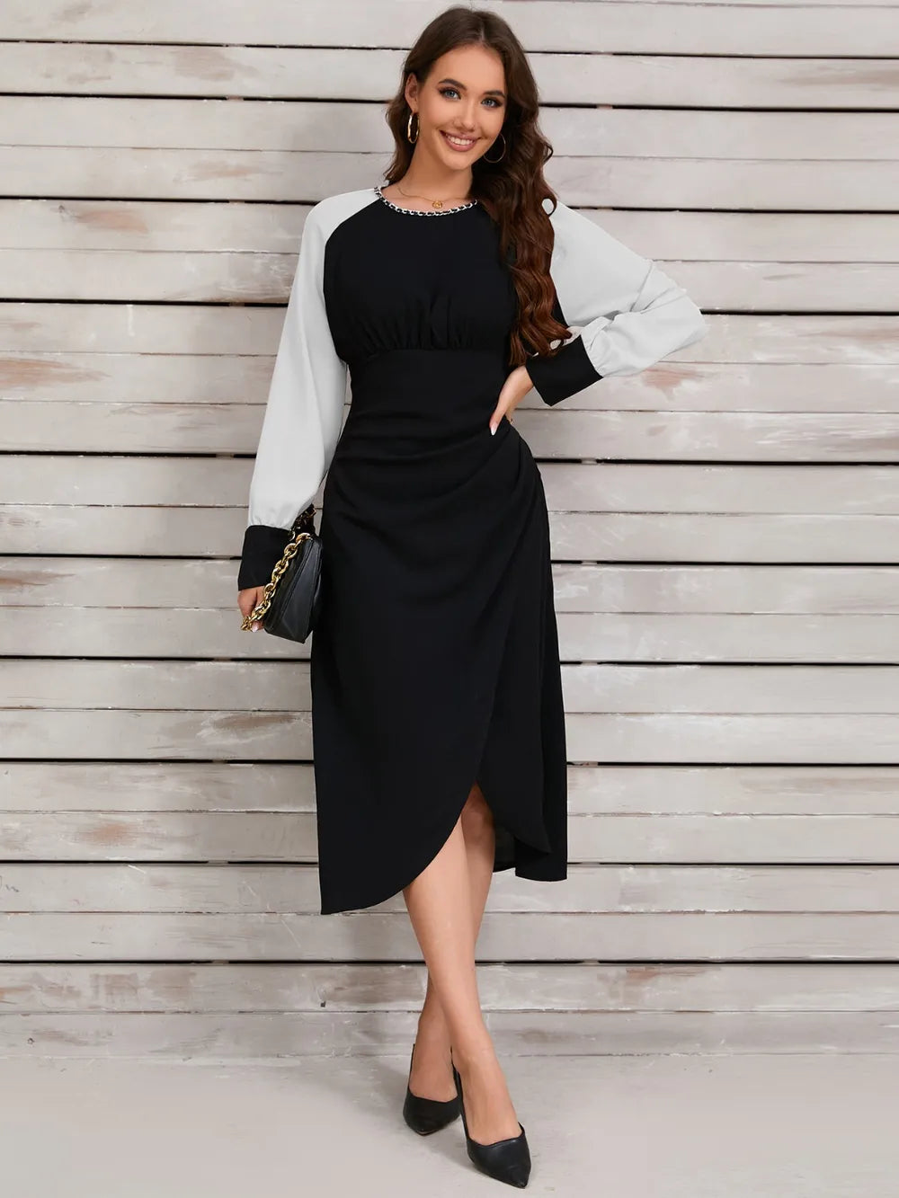 Vestido midi fruncido de manga larga con contraste