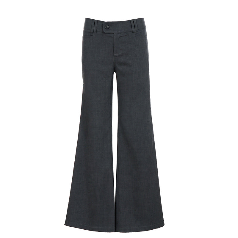 Pantalón gris ligeramente acampanado de tiro bajo