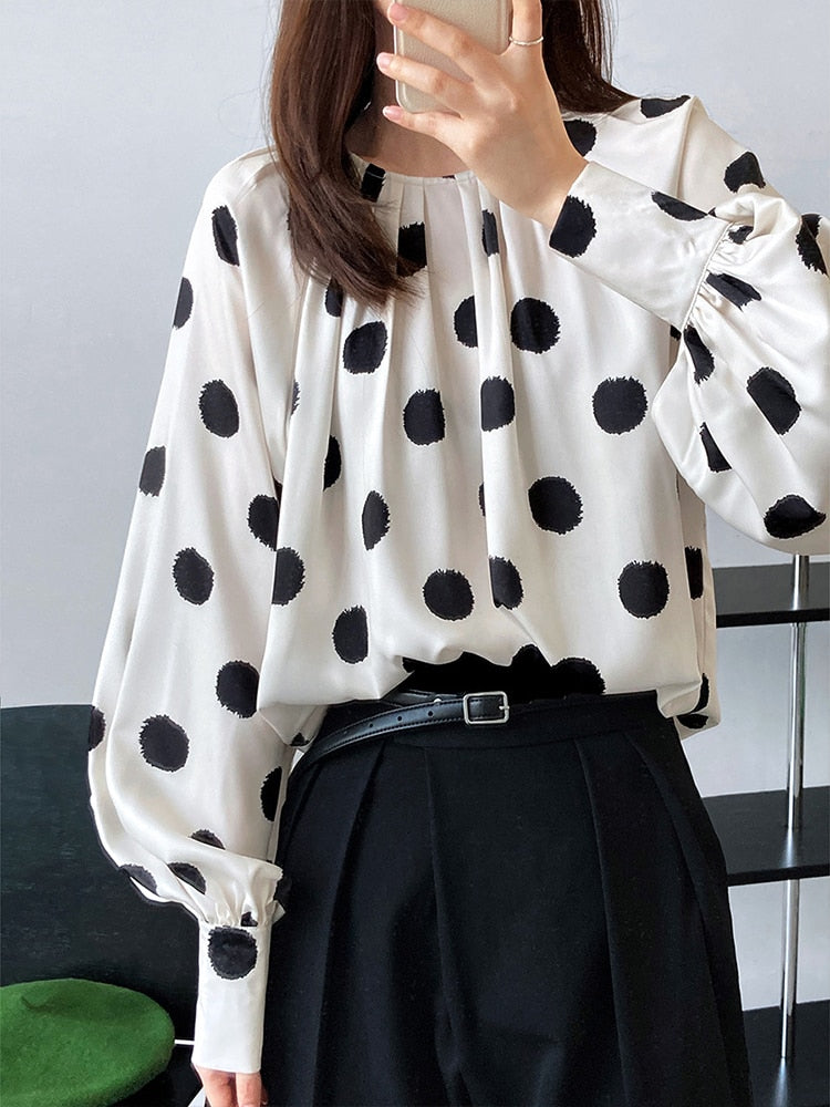 Blusa satinada de lunares con manga farol