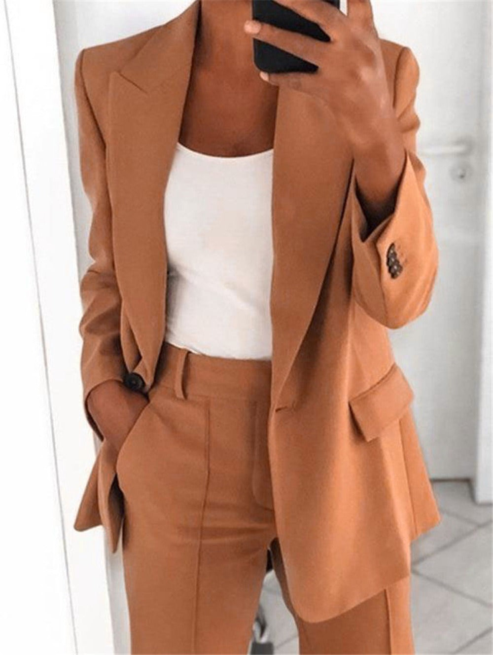 Conjunto elegante de blazer entallado y pantalón