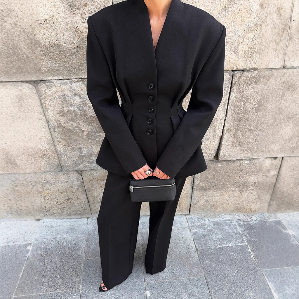 Conjunto negro de blazer entallado y pantalón