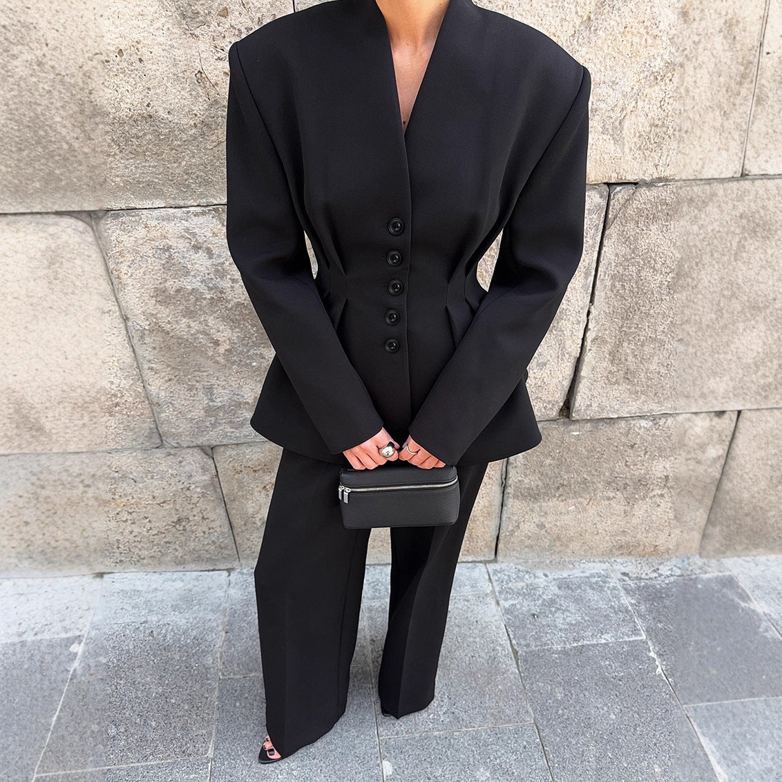 Conjunto negro de blazer entallado y pantalón