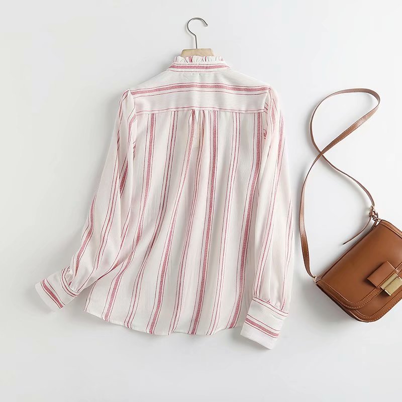 Blusa roja de rayas con volantes y manga larga