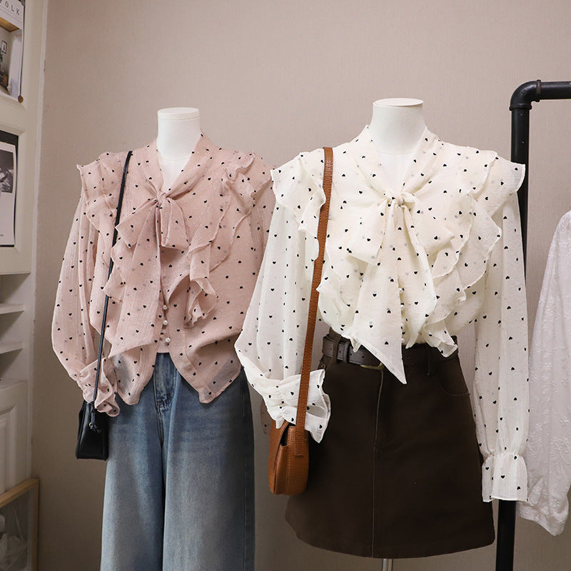 Blusa romántica con volantes, botones de perla y lazada