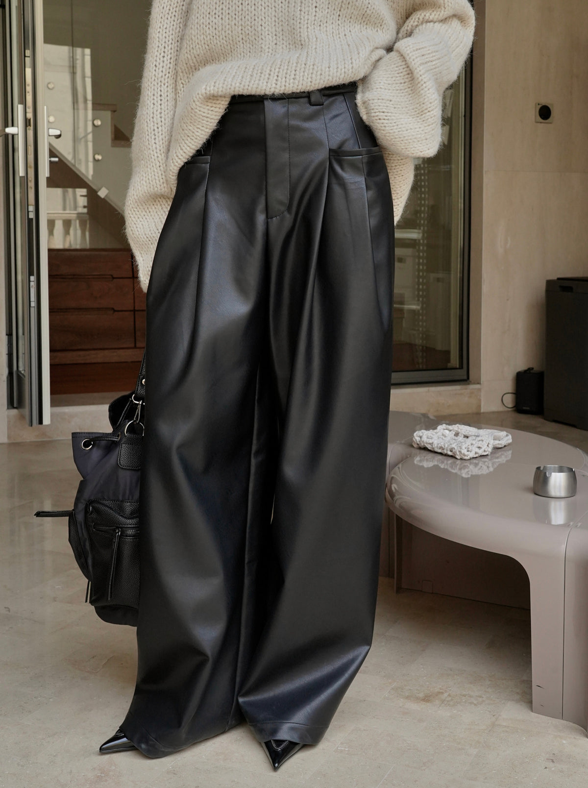 Pantalón negro de efecto piel de cintura alta y pierna ancha