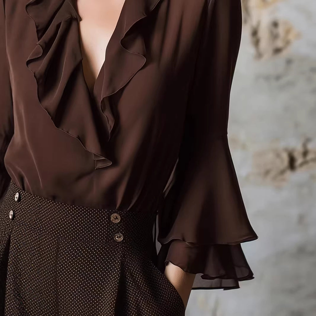 Blusa elegante con volantes, escote en V y manga larga