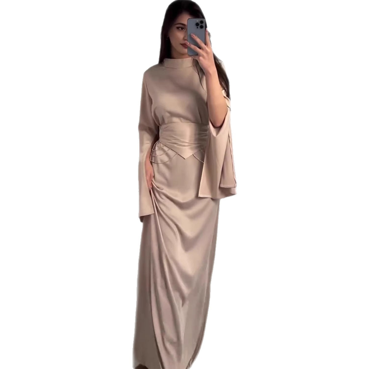 Vestido largo satinado de cuello alto y manga larga
