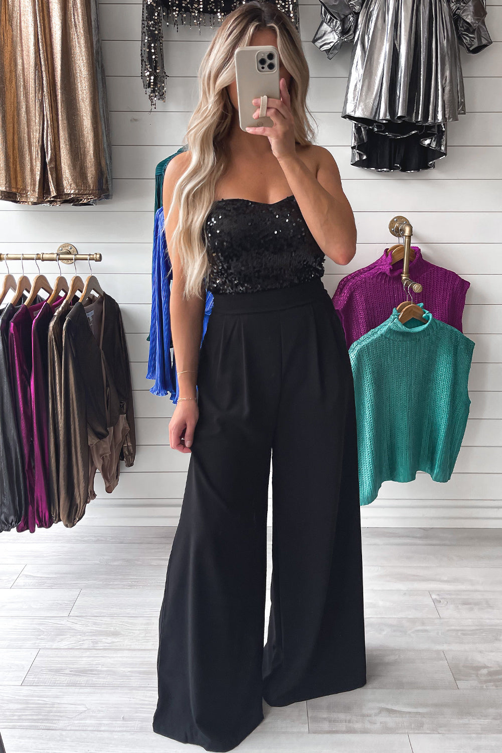 Mono negro de pierna ancha con top de lentejuelas